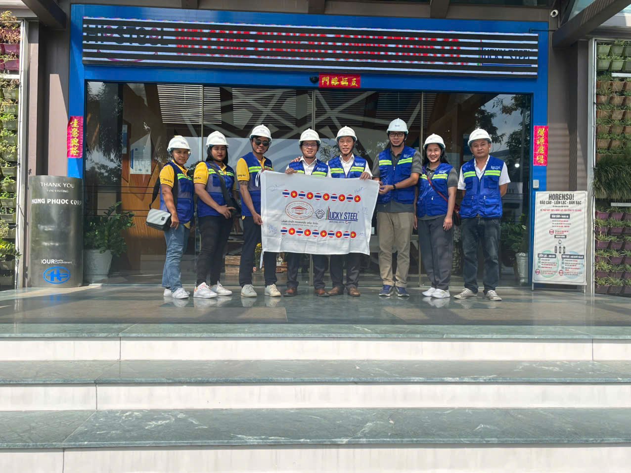 Khách hàng tham quan và nghiệm thu dự án