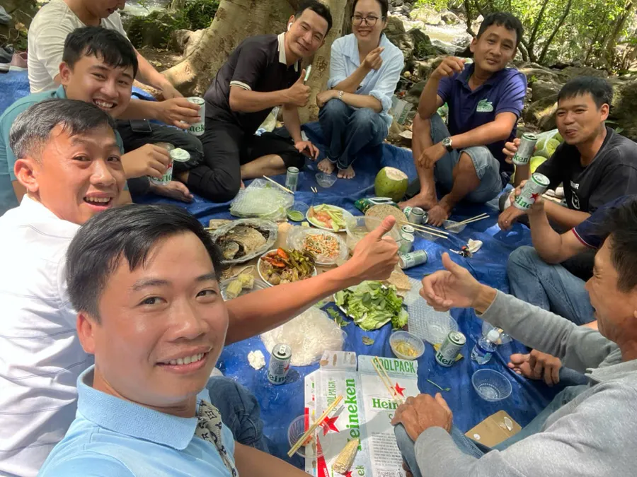 Dã ngoại bên suối